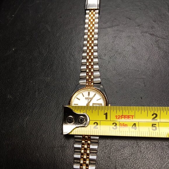 Vintage Seiko Women's 24mm White Dial Two Tone Day/Date Round 7N83 0041 - Picture 4 of 5